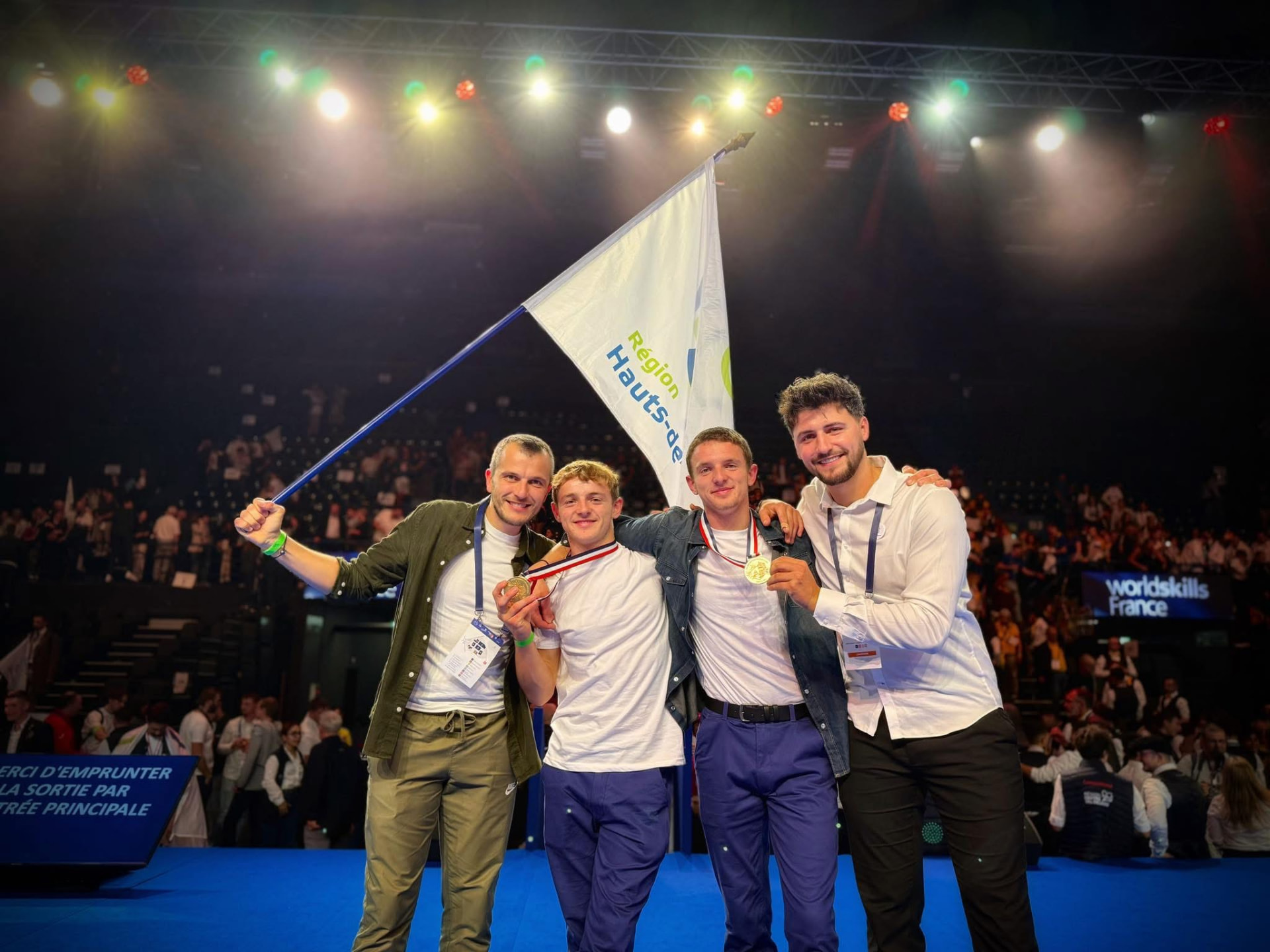 Kévin Zietek et son équipe médaillée sur la scène Worldskills France
